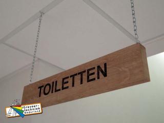 Eikenhout bewegwijzering tekst erin gebrand